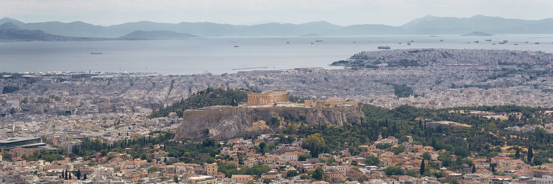 Blick über Athen mit der Akropolis und dem Saronischen Golf
