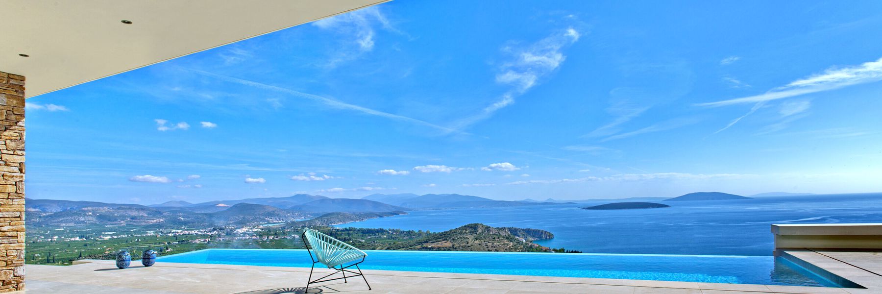 Terrasse mit Pool und Blick über eine griechische Bucht